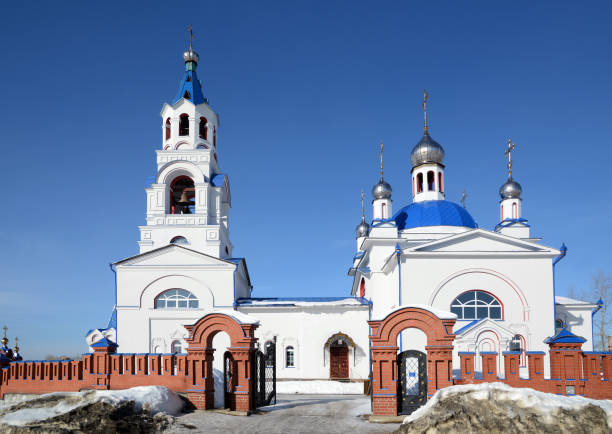 chiesa ortodossa russa "dormizione della theotokos". - siberia russia russian orthodox orthodox church foto e immagini stock