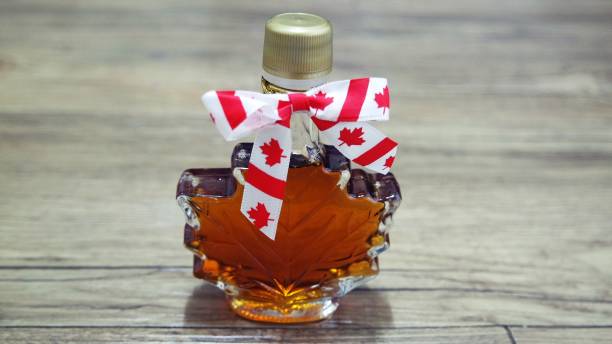 xarope de bordo  - canadian flag canada flag maple leaf - fotografias e filmes do acervo