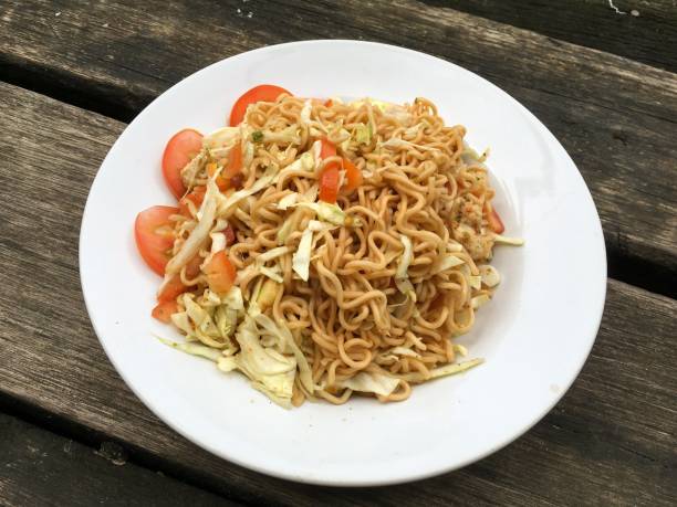 istock spicy dry noodle salad 652557120