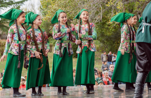 las niñas con trajes tradicionales georgianos juegan en el escenario de la fiesta en el día de la ciudad - mtskheta fotografías e imágenes de stock