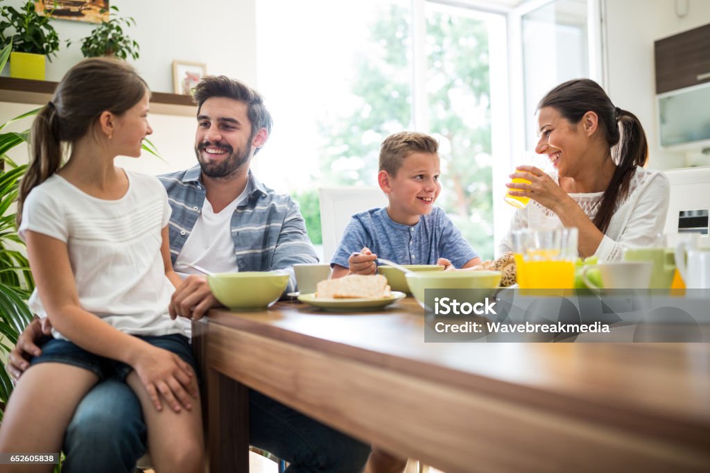 Happy family con desayuno - Foto de stock de Familia libre de derechos