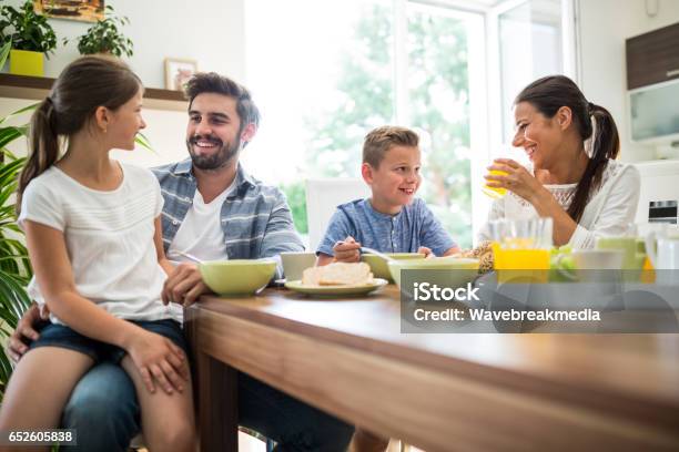 Happy Family Con Desayuno Foto de stock y más banco de imágenes de Familia - Familia, Desayuno, Mesa de comedor