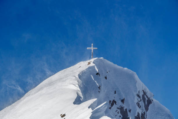 tuxer ferner glacier in austria, 2015 - summit cross imagens e fotografias de stock