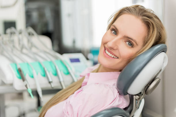 молодая женщина на стоматологическом тесте - smiling dentist office dentists chair women стоковые фото и изображения