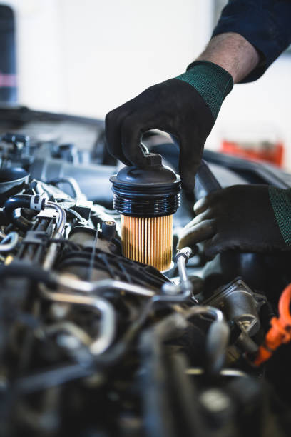 reparación y servicio mecánico auto - car gearshift change engine fotografías e imágenes de stock