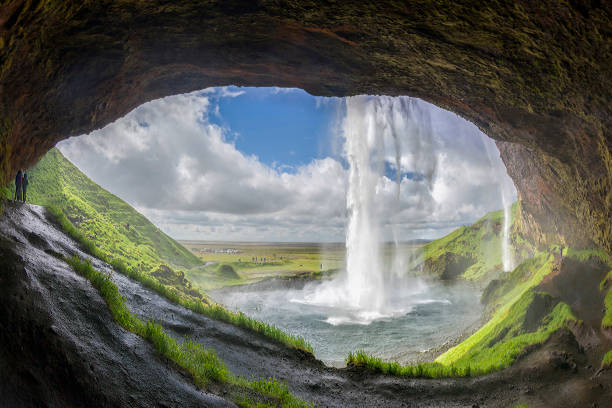 touristen entdecken die wasserfall seljalandsfoss - waterfall iceland landscape stream stock-fotos und bilder