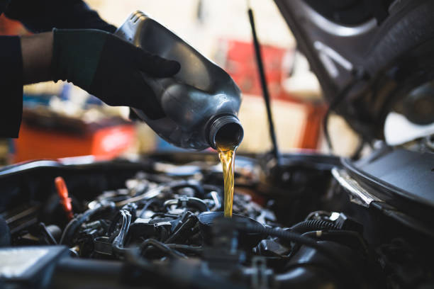 auto mechanic service and repair - engine oil imagens e fotografias de stock