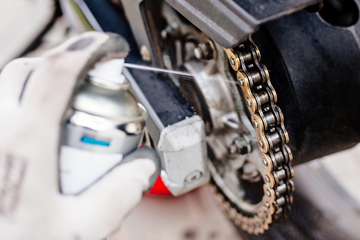 Lubricating motorcycle chain with dedicated chain spray grease