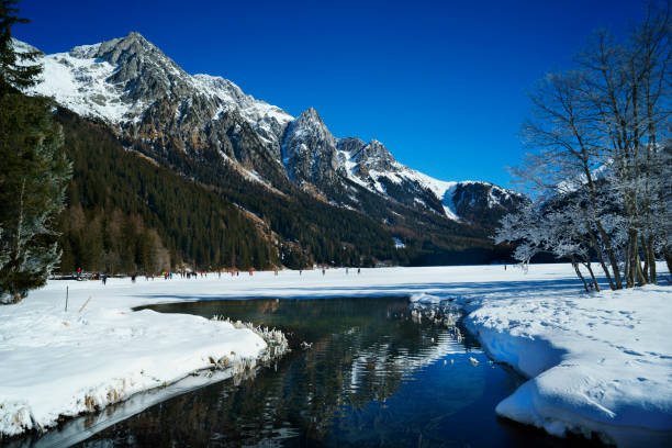 neve coperta montagna e lago in panoramico paesaggio dolomitico alpi - foto stock