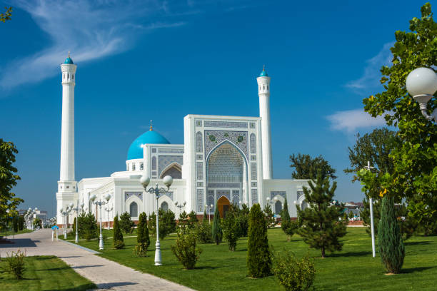 ウズベキスタンのタシケントにある小さな白いモスク。 - 11313 ストックフォトと画像