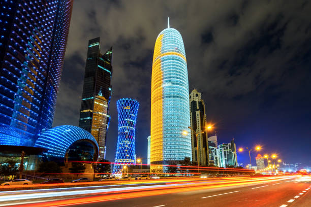 tráfego de qatar doha em doha corniche à noite - middle east highway street night - fotografias e filmes do acervo