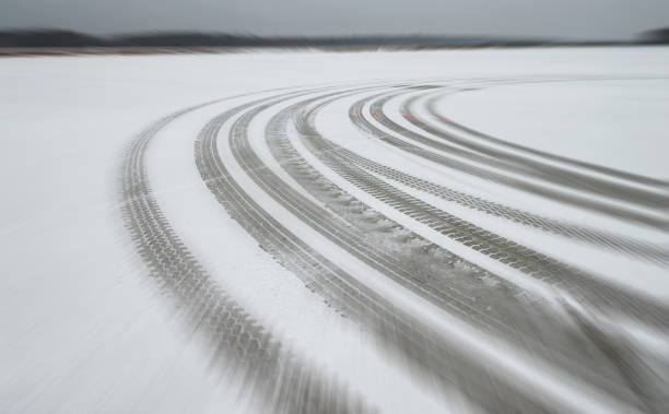 istock Auto tyre tracks in the snow 652746622