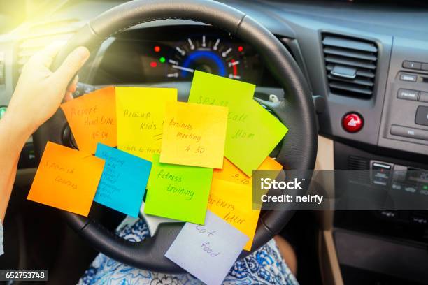 To Doliste In Einem Auto Stockfoto und mehr Bilder von Klebezettel - Klebezettel, Stress, Terminplanung