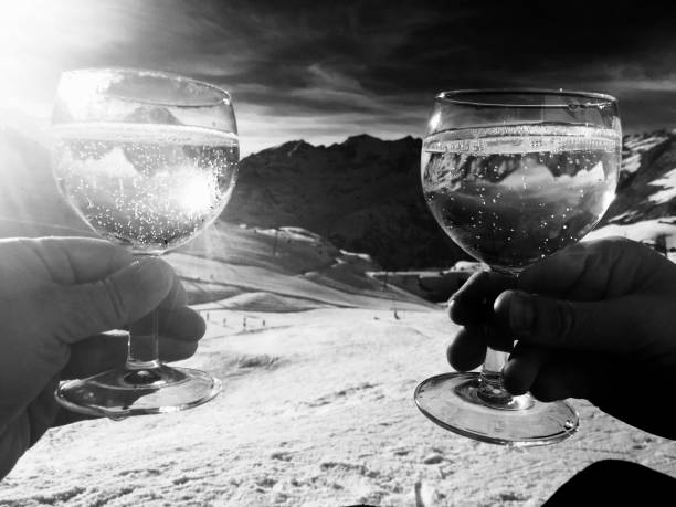 vino en los alpes - beer ski apres ski snow fotografías e imágenes de stock