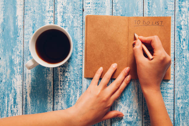 taza de café y portátil con lista de actividades, concepto de planificación - to do list checklist personal organizer writing fotografías e imágenes de stock