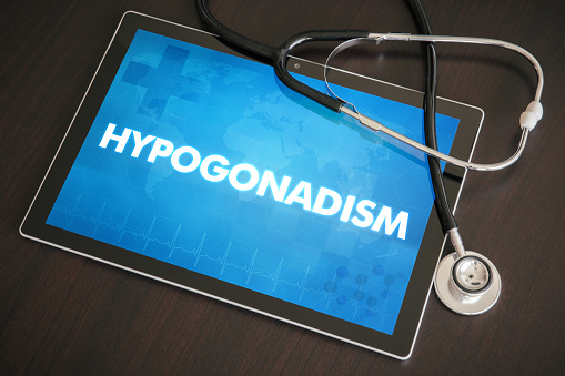 Concepto médico de diagnóstico de hipogonadismo (enfermedad endocrina) en la pantalla de la tableta con estetoscopio photo