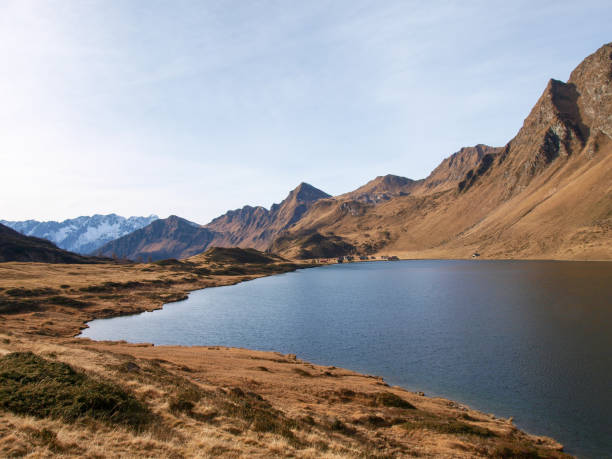 озера ритом, каданьо, том осенью - mount tom стоковые фото и изображения