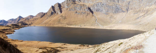 laghi ritom, cadagno, tom in autunno - mount tom foto e immagini stock