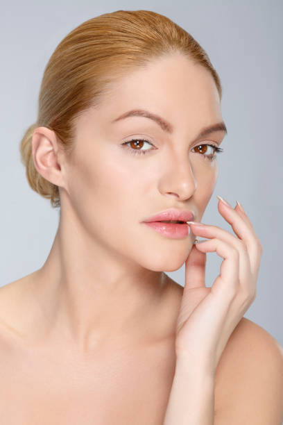 schöne blonde frau schönheit headshot frau blick in die kamera - headshot studio shot looking at camera elegance stock-fotos und bilder