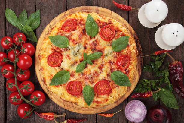 istock Spaghetti pizza margherita 652782560