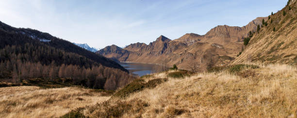 laghi ritom, cadagno, tom in autunno - mount tom foto e immagini stock