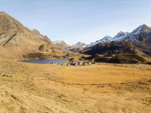 laghi ritom, cadagno, tom in autunno - mount tom foto e immagini stock