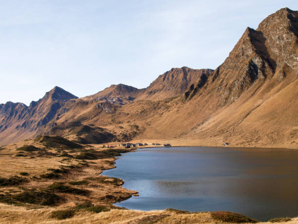 laghi ritom, cadagno, tom in autunno - mount tom foto e immagini stock