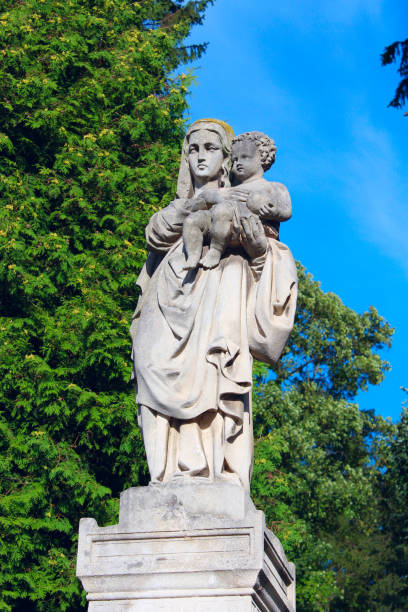 istock Statue of mother with her child 652785810