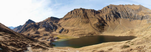 laghi ritom, cadagno, tom in autunno - mount tom foto e immagini stock