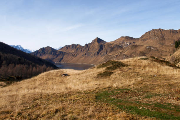 озера ритом, каданьо, том осенью - mount tom стоковые фото и изображения