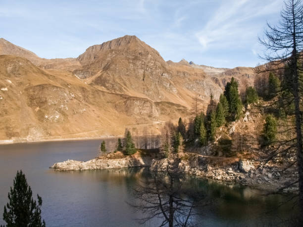 laghi ritom, cadagno, tom in autunno - mount tom foto e immagini stock