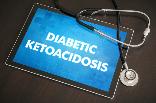 Concepto médico de diagnóstico de cetoacidosis diabética (enfermedad endocrina) en la pantalla de la tableta con estetoscopio photo