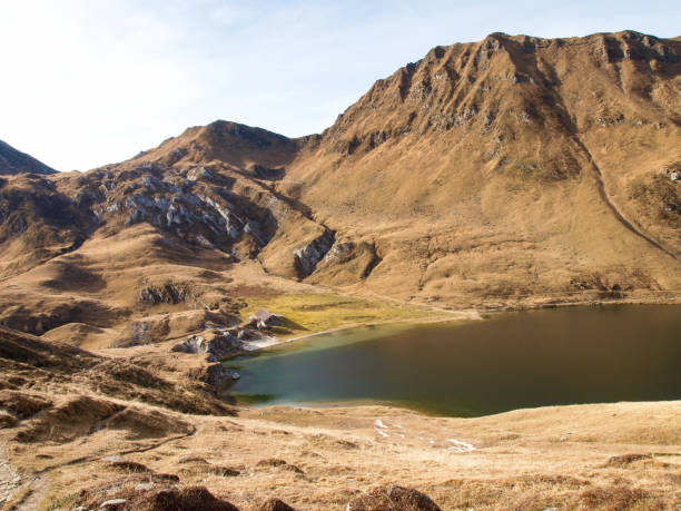 озера ритом, каданьо, том осенью - mount tom стоковые фото и изображения