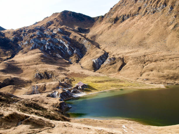 laghi ritom, cadagno, tom in autunno - mount tom foto e immagini stock