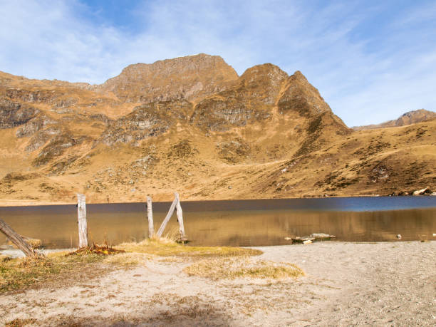 laghi ritom, cadagno, tom in autunno - mount tom foto e immagini stock