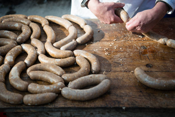 délicieuses saucisses faites maison - sausagemeat photos et images de collection