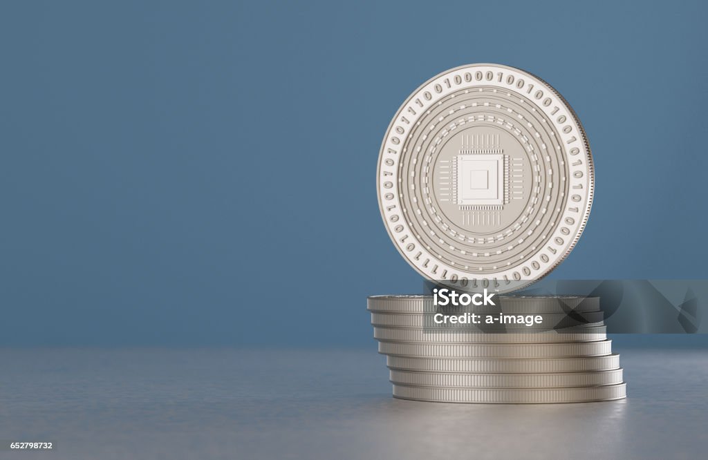 Pile de pièces crypto-monnaie d’argent avec le symbole de l’unité centrale de traitement - Photo de Bitcoin libre de droits