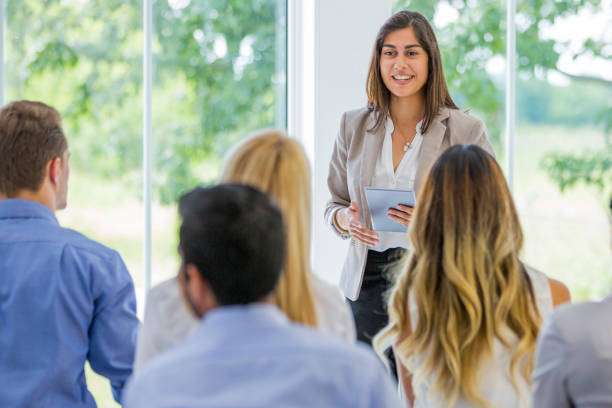 que presenta a un grupo de compañeros de trabajo - lunch business office business lunch fotografías e imágenes de stock