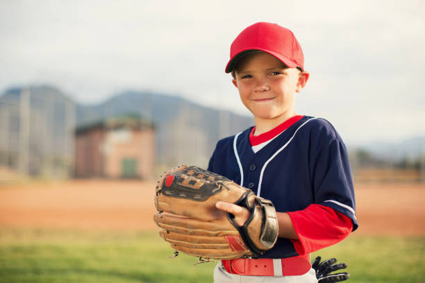 小さいリーグ野球少年の肖像画 - baseball glove ストックフォトと画像