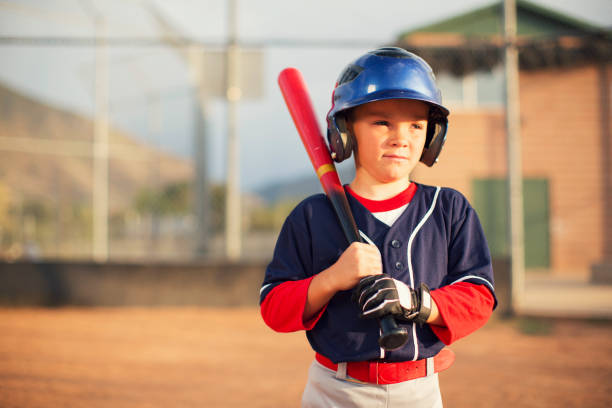 liga de béisbol niño es listo a bat - baseball bat baseball little league baseballs fotografías e imágenes de stock