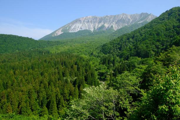 istock Daisen (daisen) seen from the Kagikake-douge. 652836110