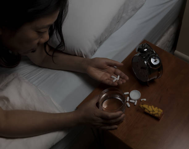 mujer que se prepara para soportar dolores analgésicos durante la noche - narcotic medicine pill insomnia fotografías e imágenes de stock