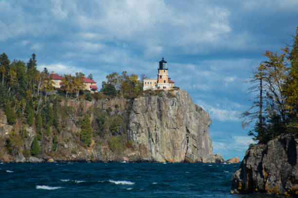 vuurtoren op split rock - split rock lighthouse state park stockfoto's en -beelden