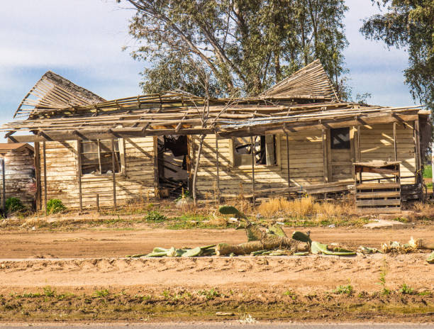 istock Abandoned Caved-In Home In Arizona Desert 652844032