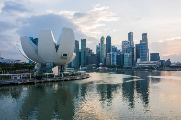 vista del skyline de singapur al atardecer de la bahía de marina - artscience museum fotografías e imágenes de stock