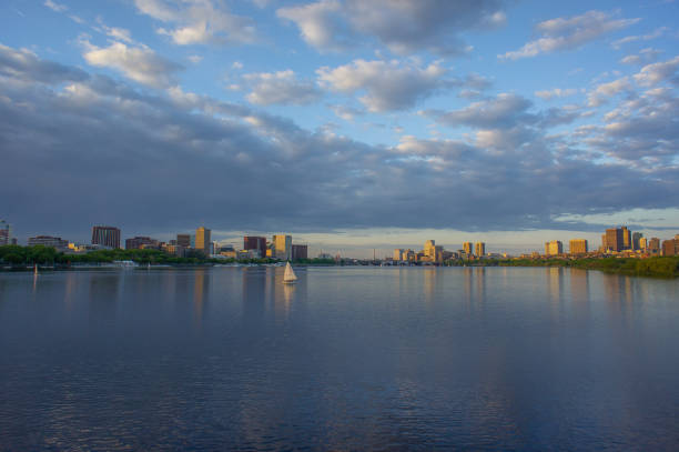 horizonte de boston a través del río de charles - boston skyline charles river blue fotografías e imágenes de stock