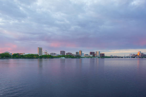 horizonte de boston a través del río de charles - boston skyline charles river blue fotografías e imágenes de stock