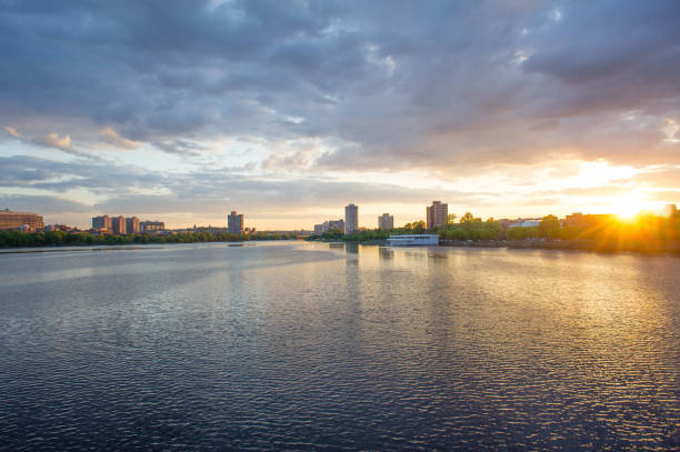 horizonte de boston a través del río de charles - boston skyline charles river blue fotografías e imágenes de stock