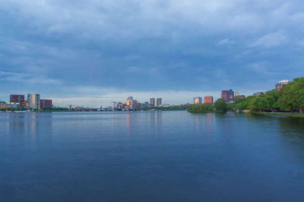 horizonte de boston a través del río de charles - boston skyline charles river blue fotografías e imágenes de stock