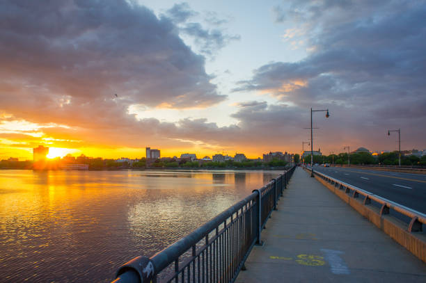 horizonte de boston a través del río de charles - boston skyline charles river blue fotografías e imágenes de stock